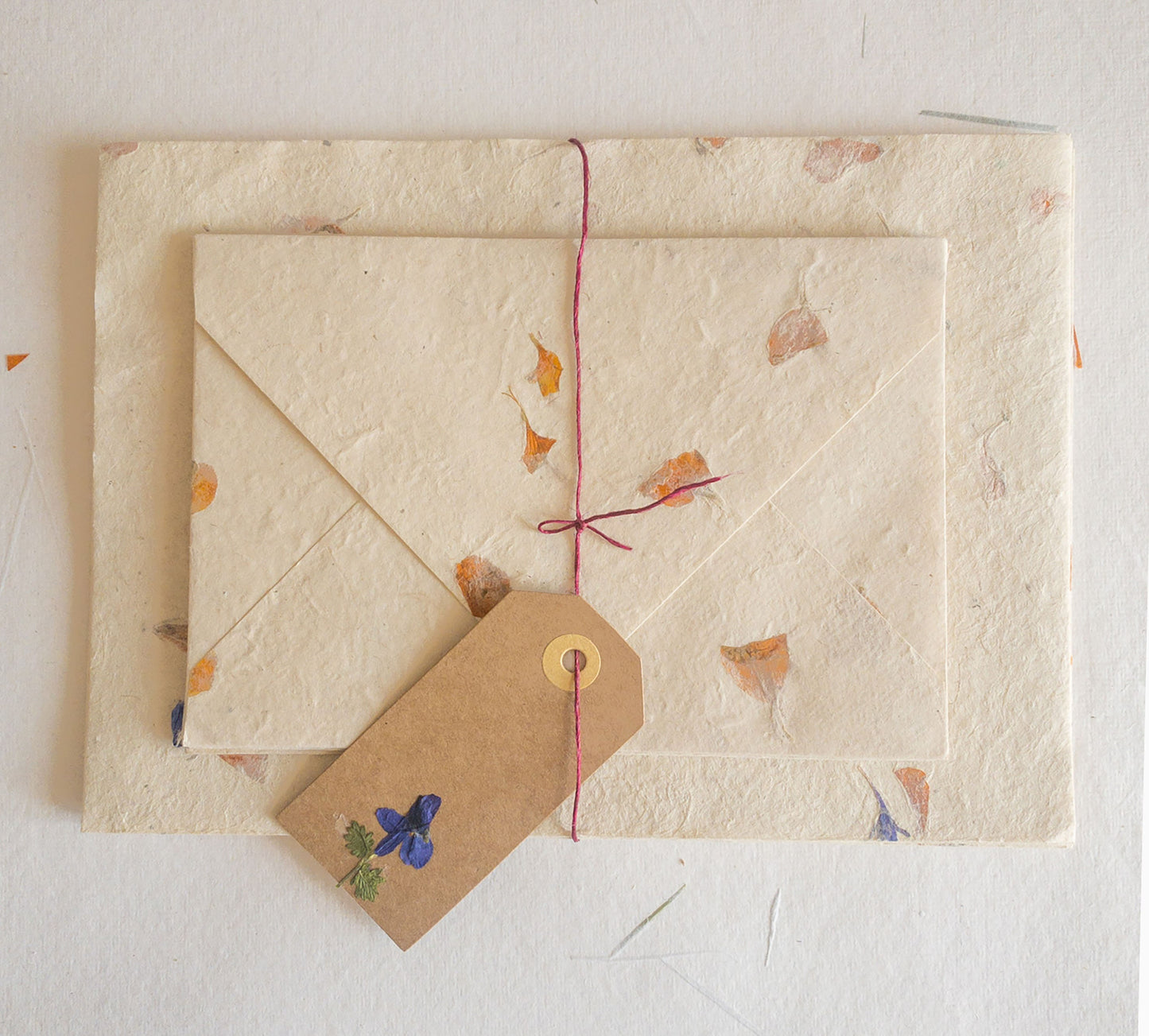 SET OF FIVE Handmade Deckle Paper with Envelop, real pressed flower A5 & A6 paper, Invitation Paper, inkjet paper, Papier Fait Main