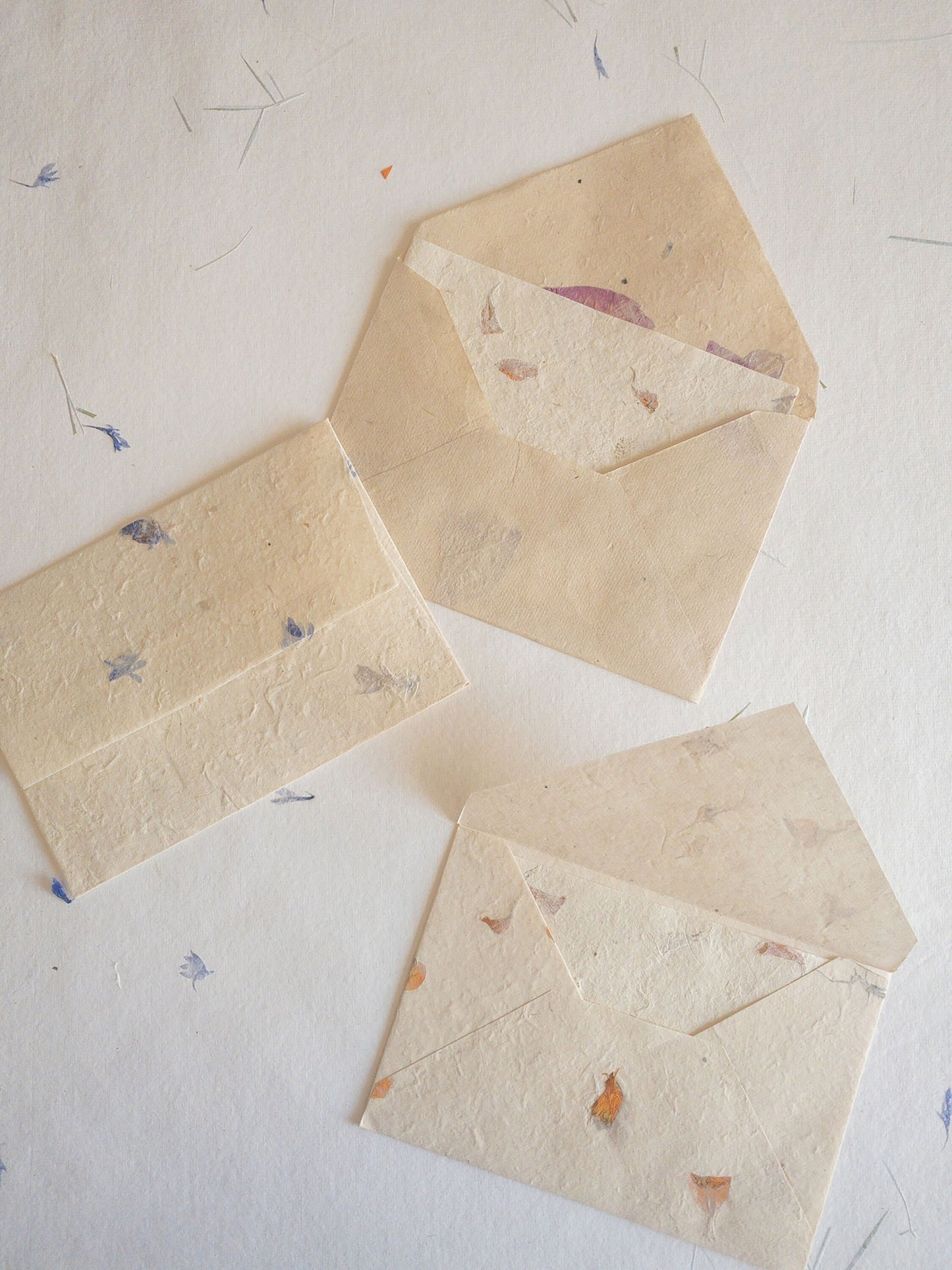 SET OF FIVE Handmade Deckle Paper with Envelop, real pressed flower A5 & A6 paper, Invitation Paper, inkjet paper, Papier Fait Main