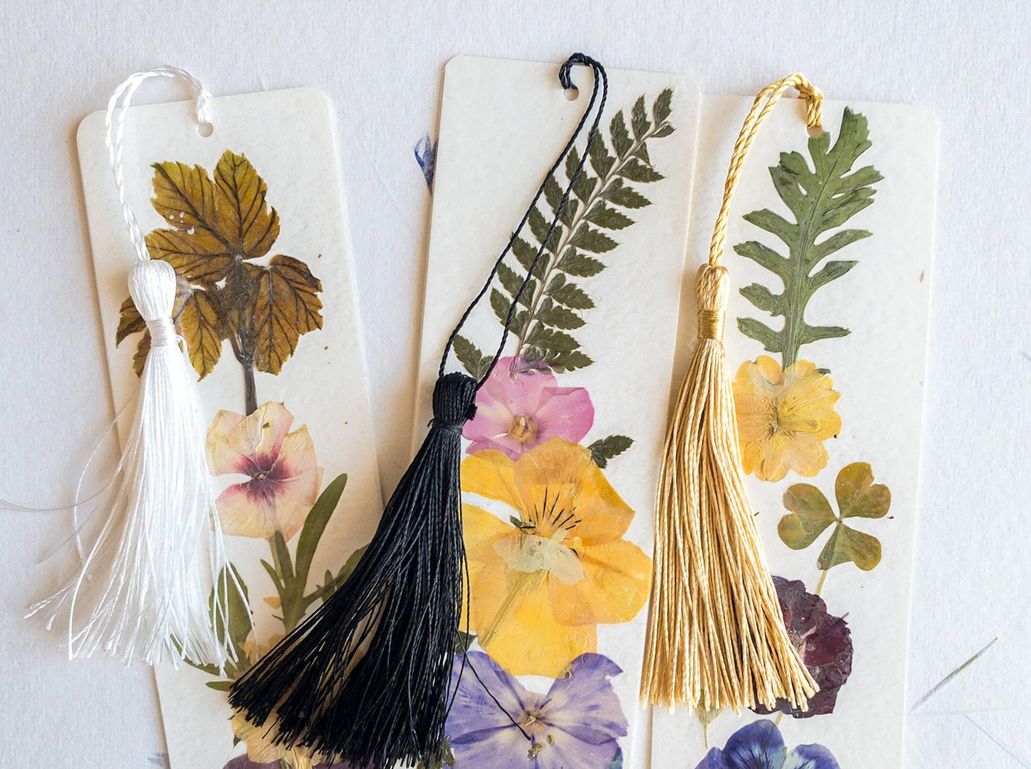 Pressed flower bookmark ""SET of 5 "" Mystery selection , Kraft paper, handmade bookmark, dried flower, fleur séchée , marque page