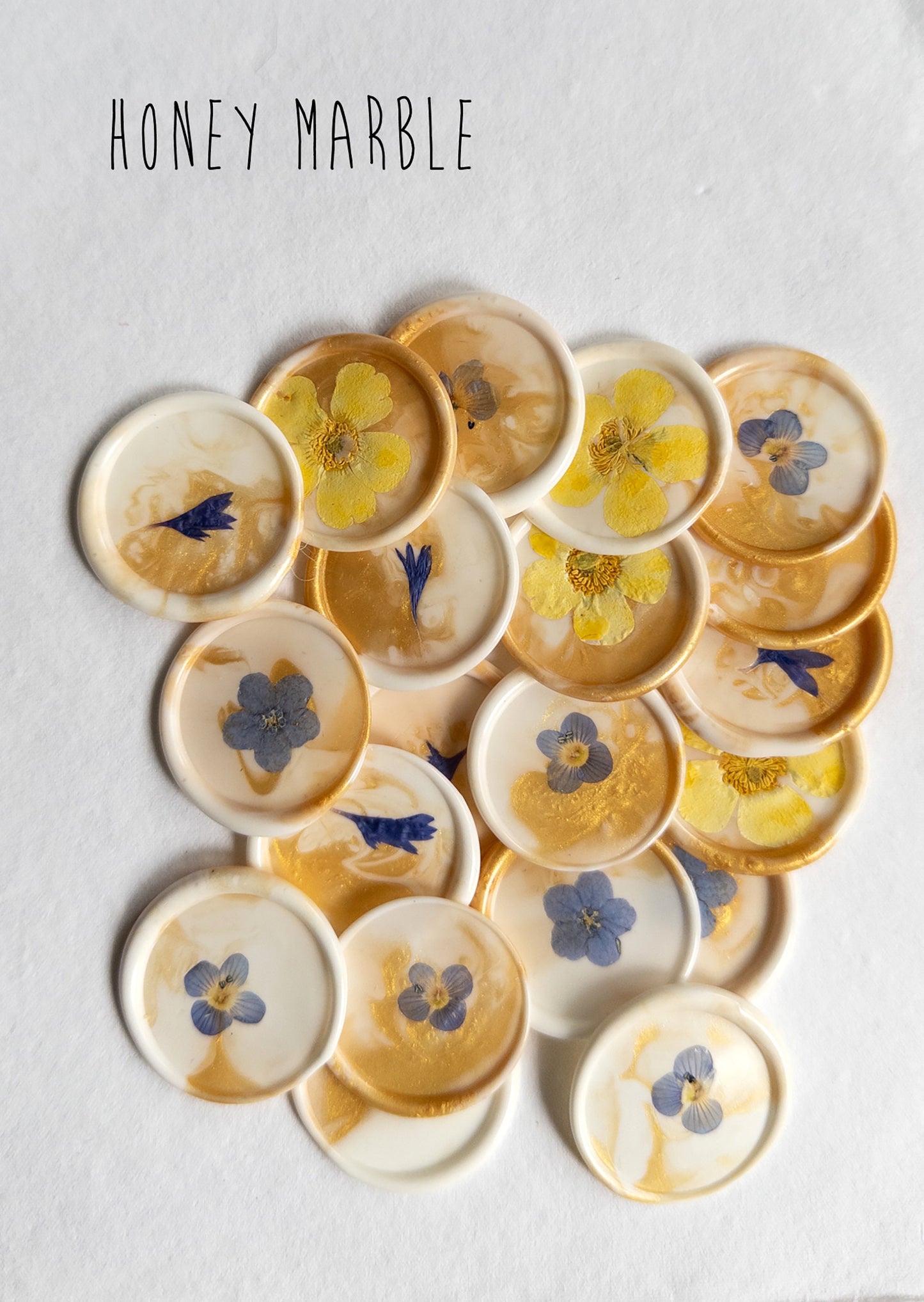 Delicate wax seal in a beautiful marble color, adorned with a real pressed flower - combining elegance and nature for a unique sealing touch.