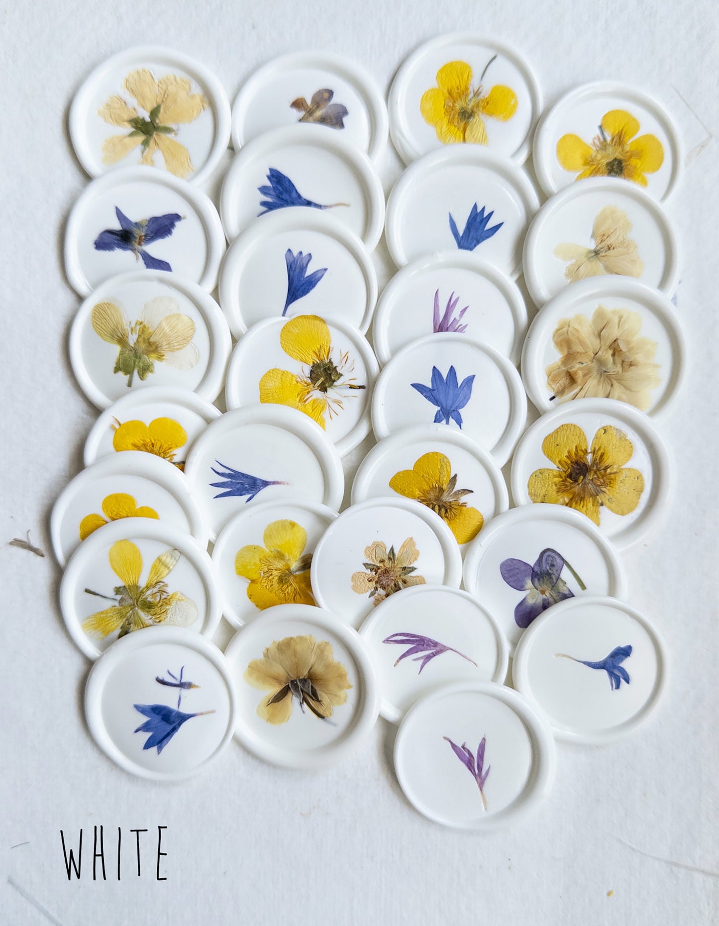 Beautiful botanical wax seal in white color, adorned with a real pressed flower - perfect for wedding invitations and special announcements.