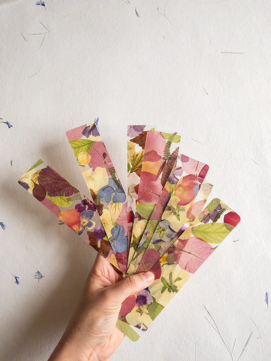 Elegant transparent bookmark featuring delicate pressed flowers - a unique and beautiful accessory for book lovers
