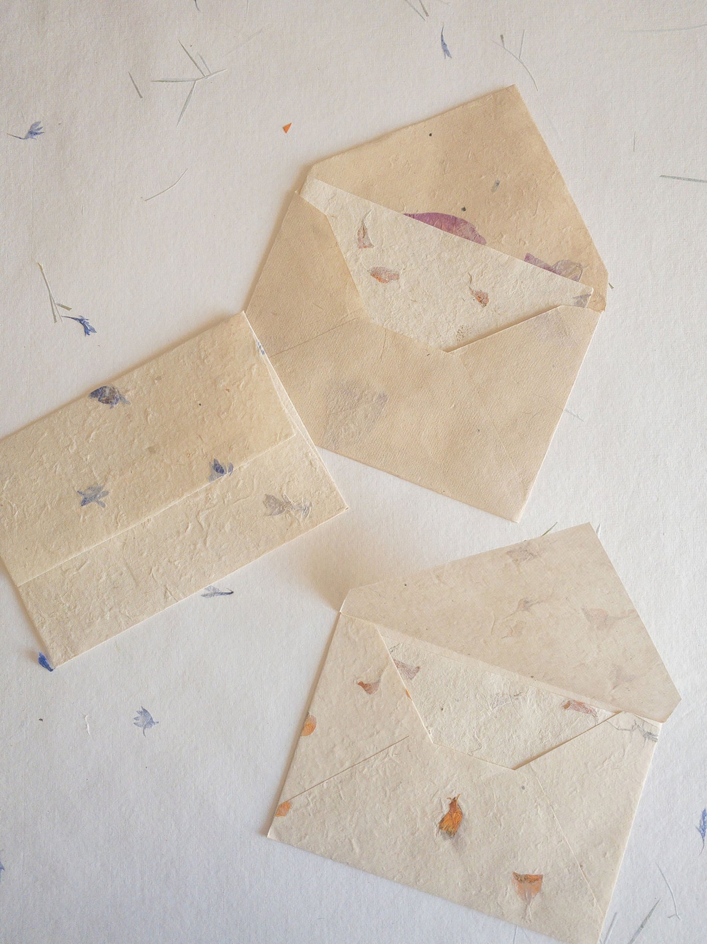 SET OF FIVE Handmade Deckle Paper with Envelop, real pressed flower A5 & A6 paper, Invitation Paper, inkjet paper, Papier Fait Main