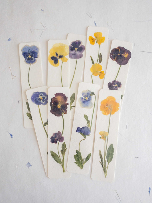 Pansy flower bookmark , pressed flower bookmark on handmade cotton paper , handmade bookmark, gift, dried flower, fleur séchée , marque page