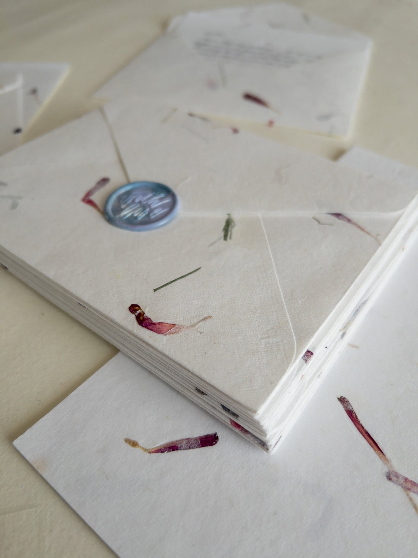 SET OF FIVE Handmade Paper with Envelop,AsterFlower, real pressed flower A5 & A6 paper, Invitation Paper, inkjet paper, Papier Fait Main