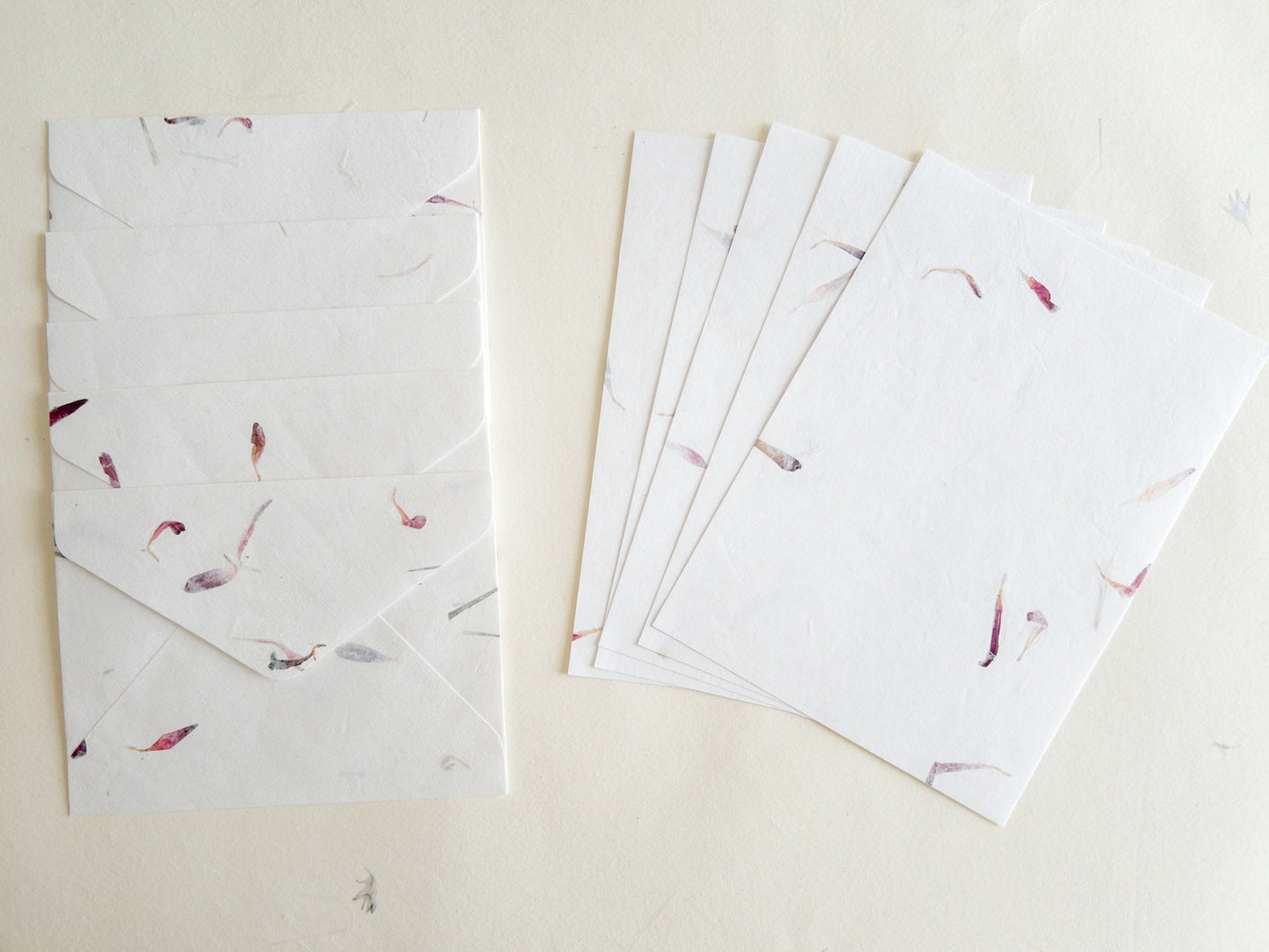 SET OF FIVE Handmade Paper with Envelop,AsterFlower, real pressed flower A5 & A6 paper, Invitation Paper, inkjet paper, Papier Fait Main