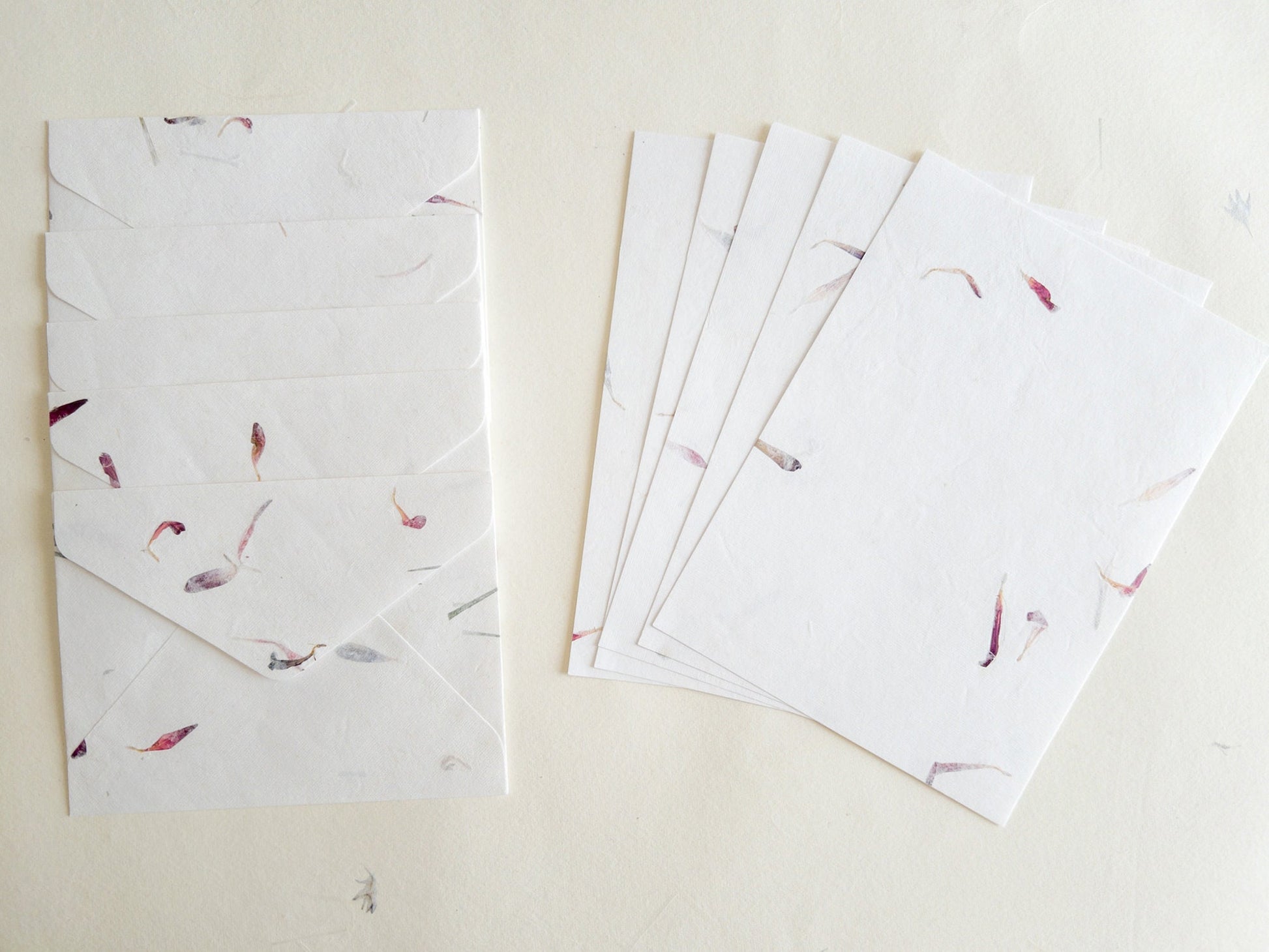 SET OF FIVE Handmade Paper with Envelop,AsterFlower, real pressed flower A5 & A6 paper, Invitation Paper, inkjet paper, Papier Fait Main