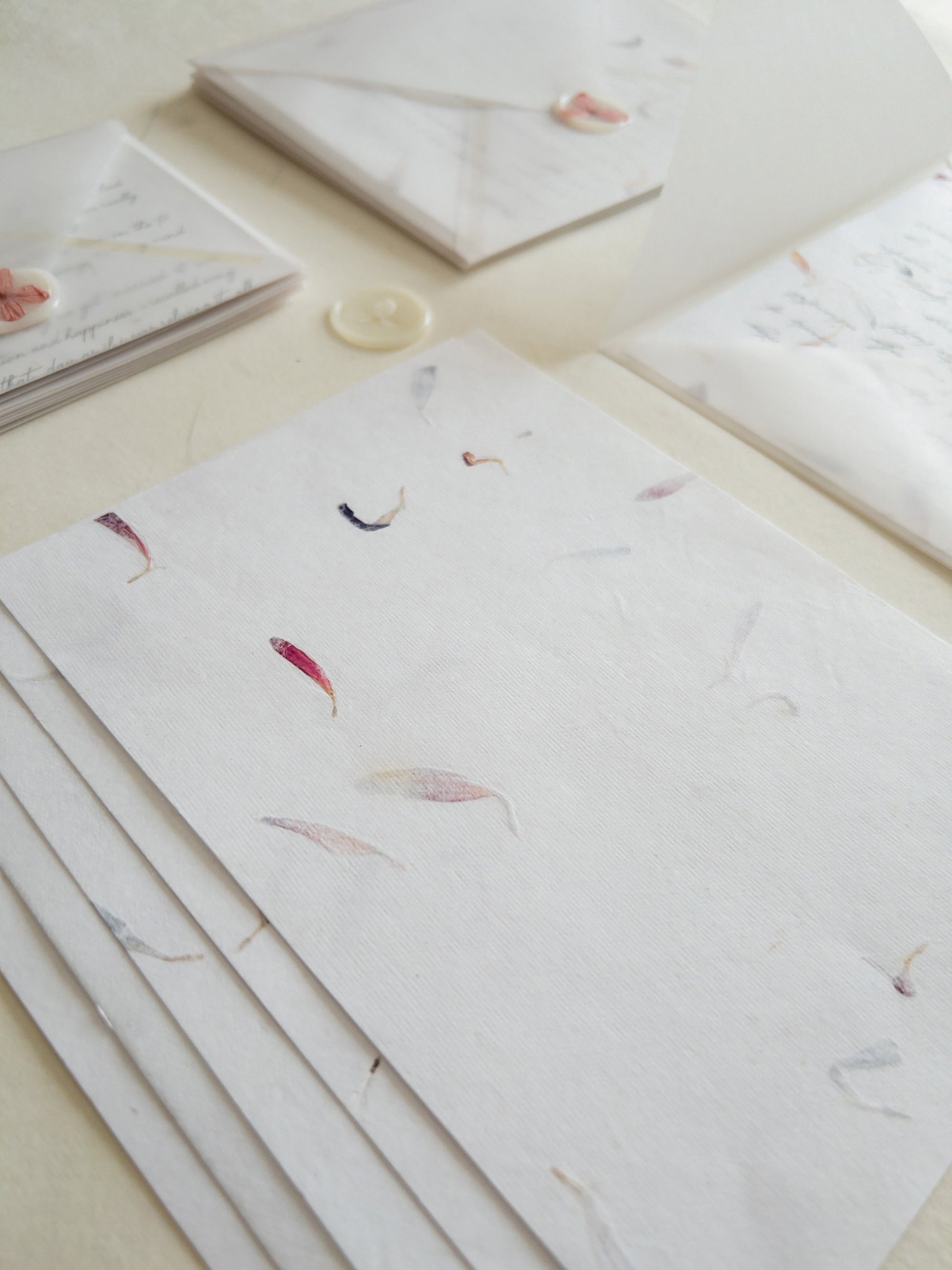 SET OF FIVE Handmade Paper with Envelop,AsterFlower, real pressed flower A5 & A6 paper, Invitation Paper, inkjet paper, Papier Fait Main