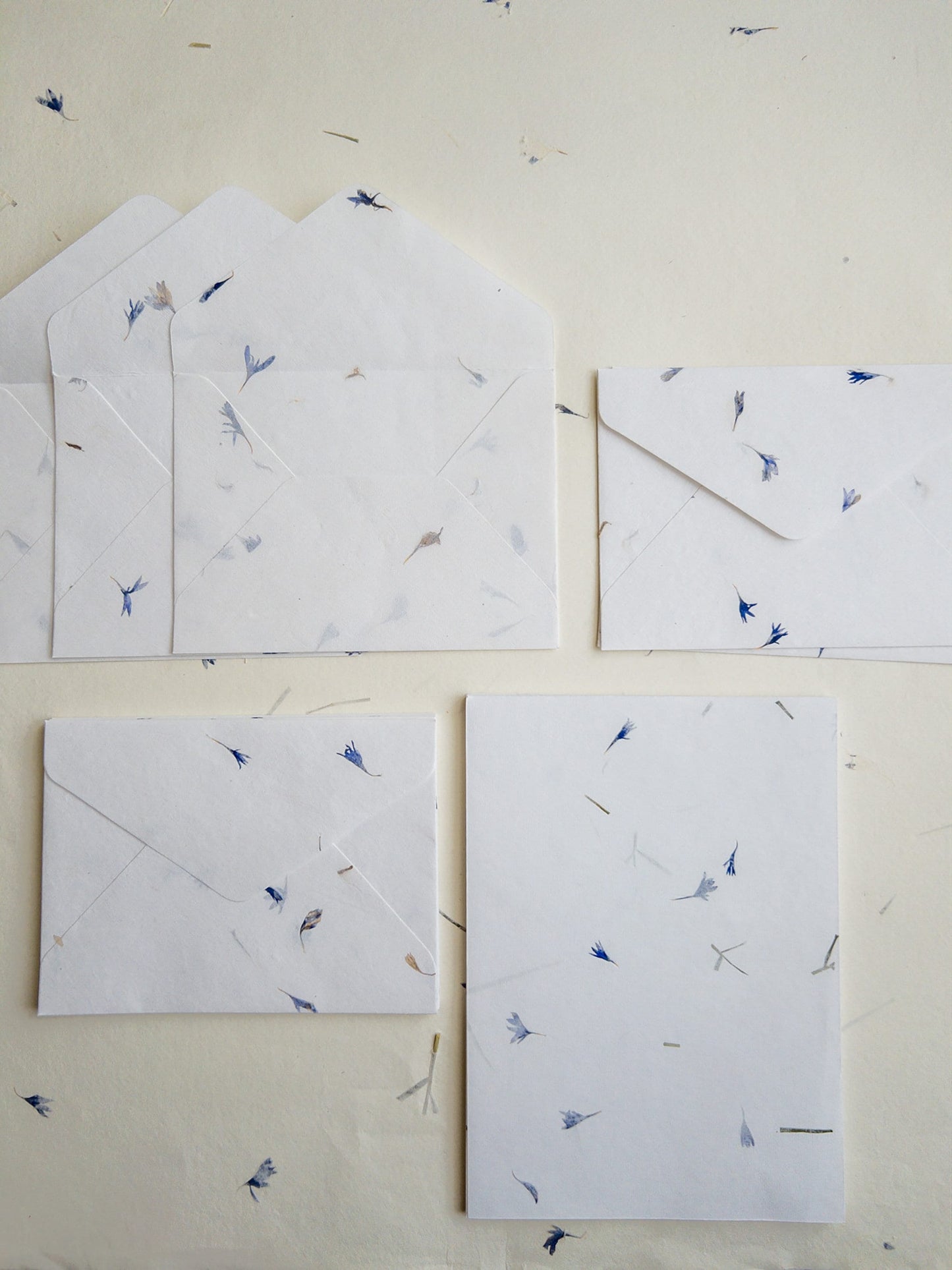 SET OF FIVE Handmade Paper with Envelop, Different flower, real pressed flower A5 & A6 paper, inkjet paper, Papier Fait Main