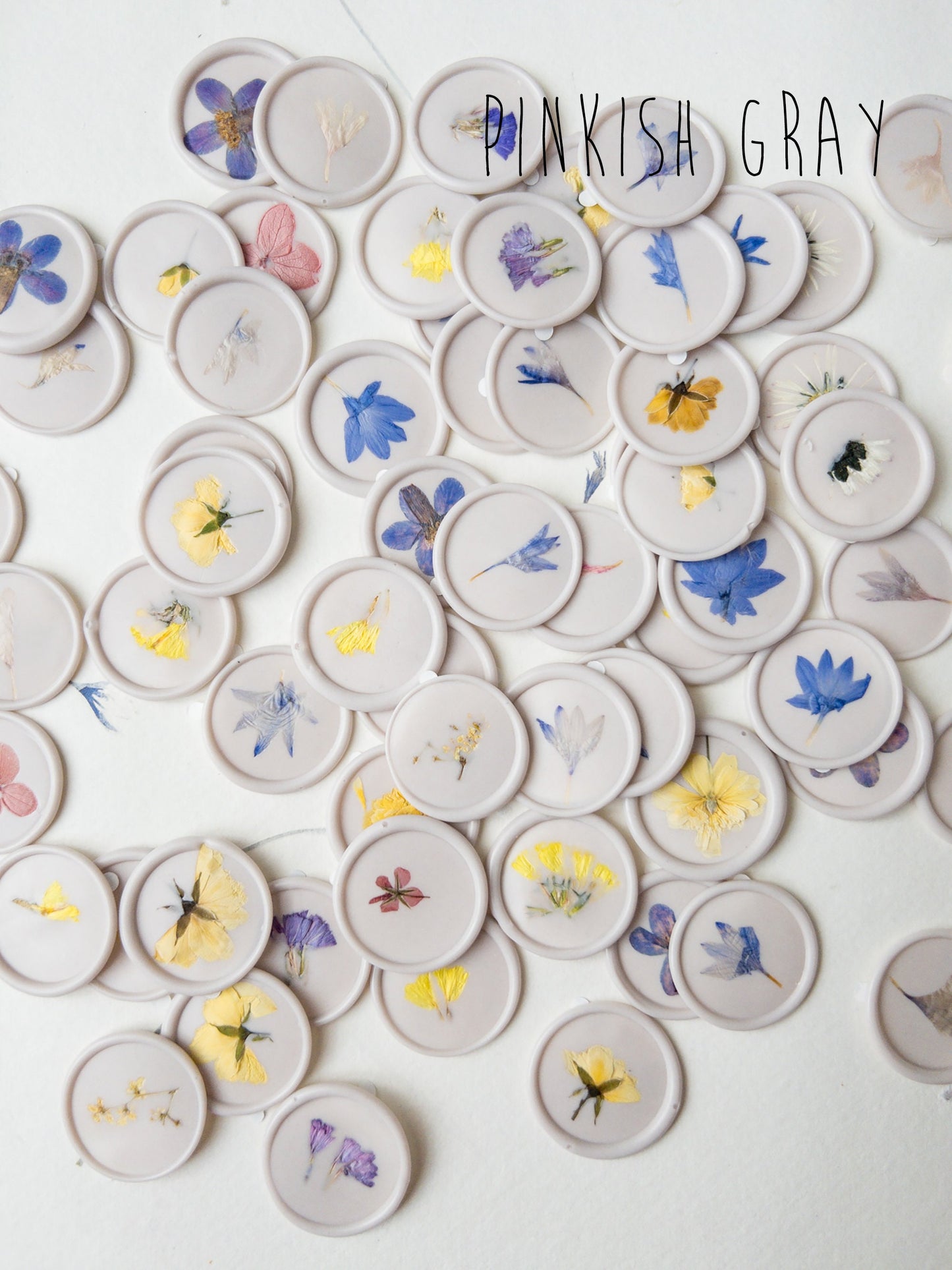 Nature-inspired wax seal in assorted colors, each featuring a unique pressed flower - a stylish and natural embellishment for your letters.
