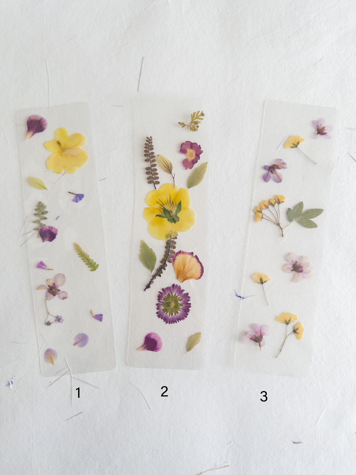 Transparent pressed flower bookmark, mixed flowers, handmade bookmark, gift, dried flower, fleur séchée , marque page laminated bookmark
