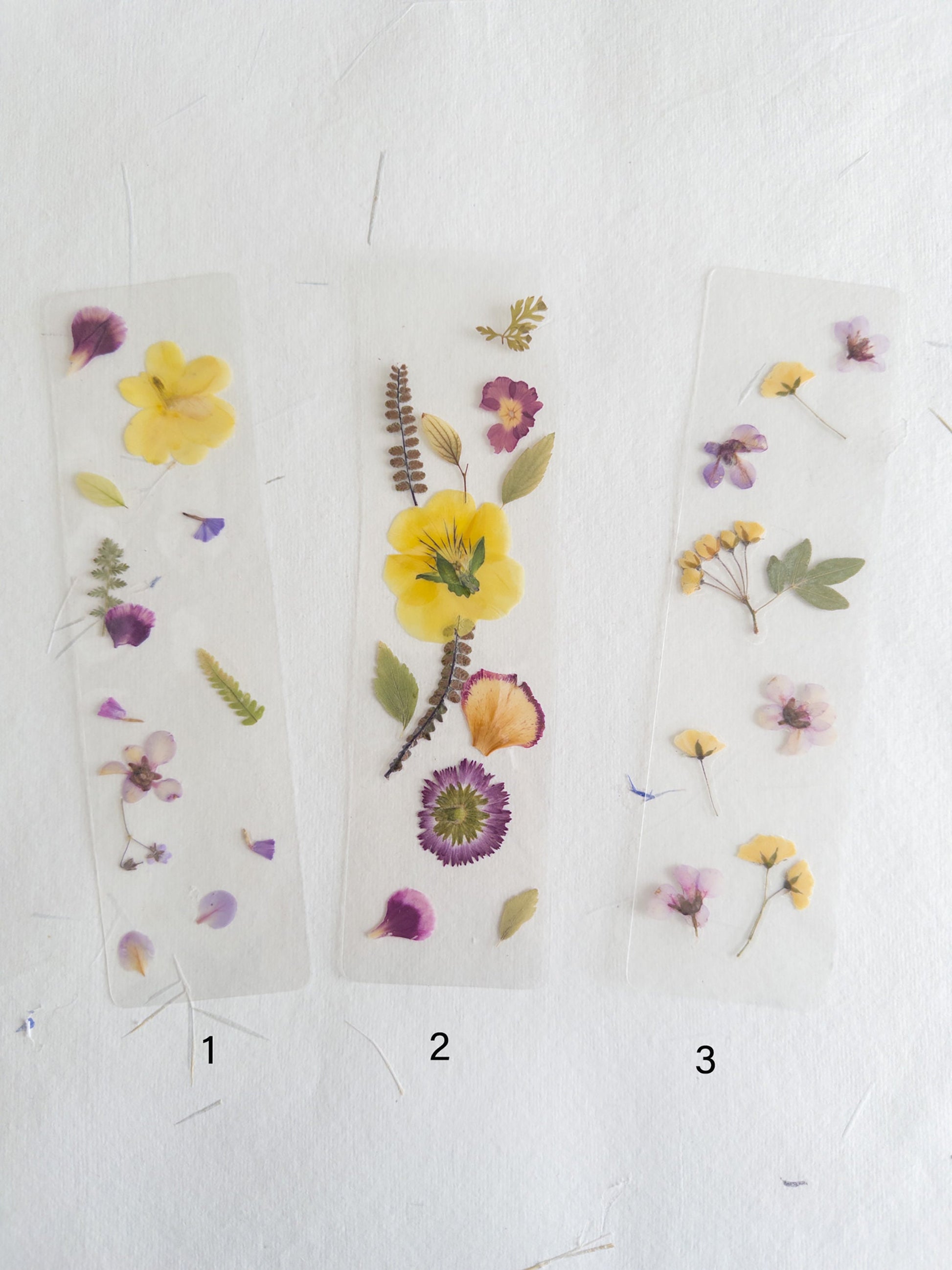 Transparent pressed flower bookmark, mixed flowers, handmade bookmark, gift, dried flower, fleur séchée , marque page laminated bookmark