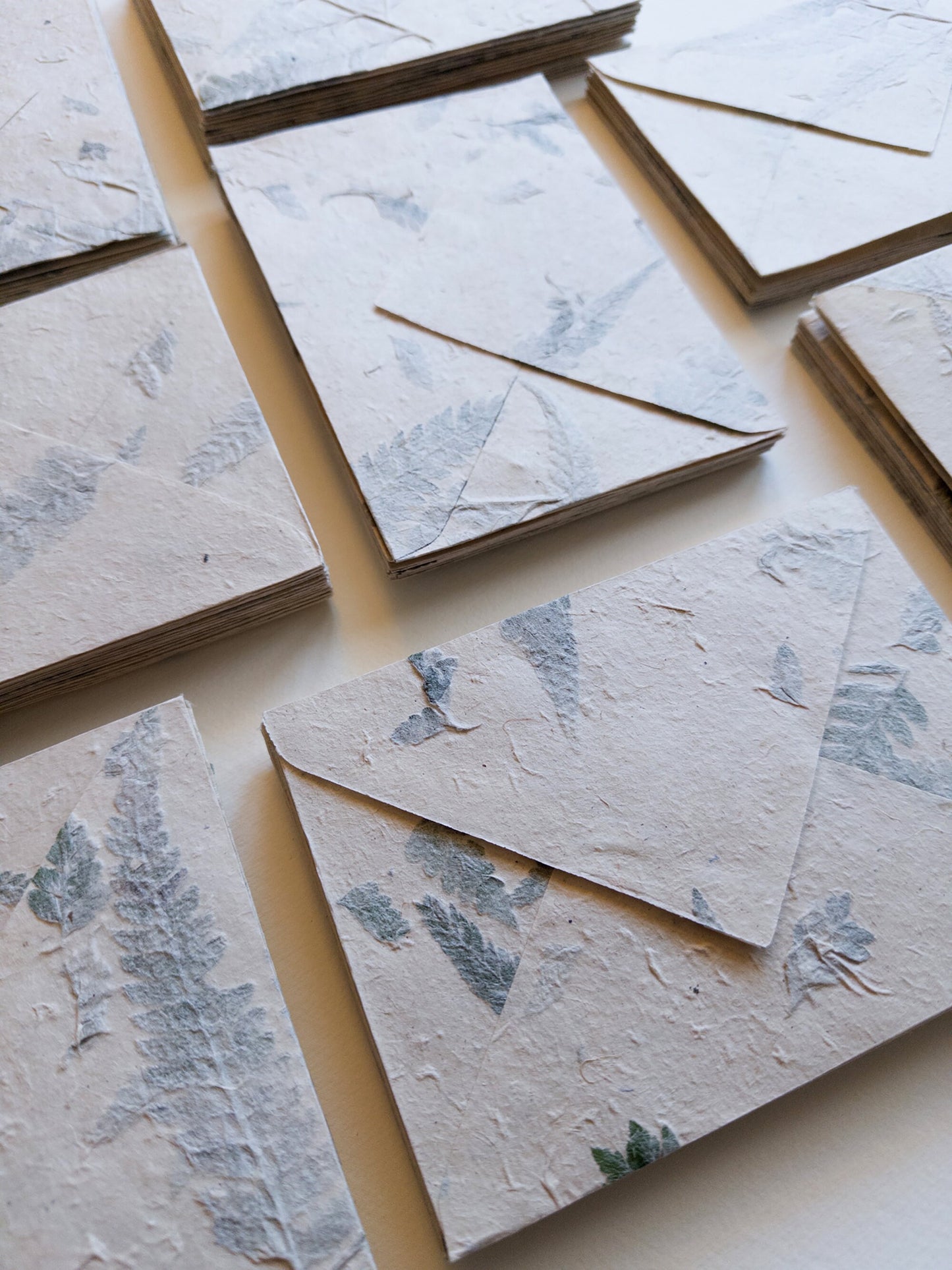 Fern paper SET OF FIVE Handmade paper with Envelop, real pressed Fern 5x7 paper, A6 paper, Invitation Paper, inkjet paper, Papier Fait Main