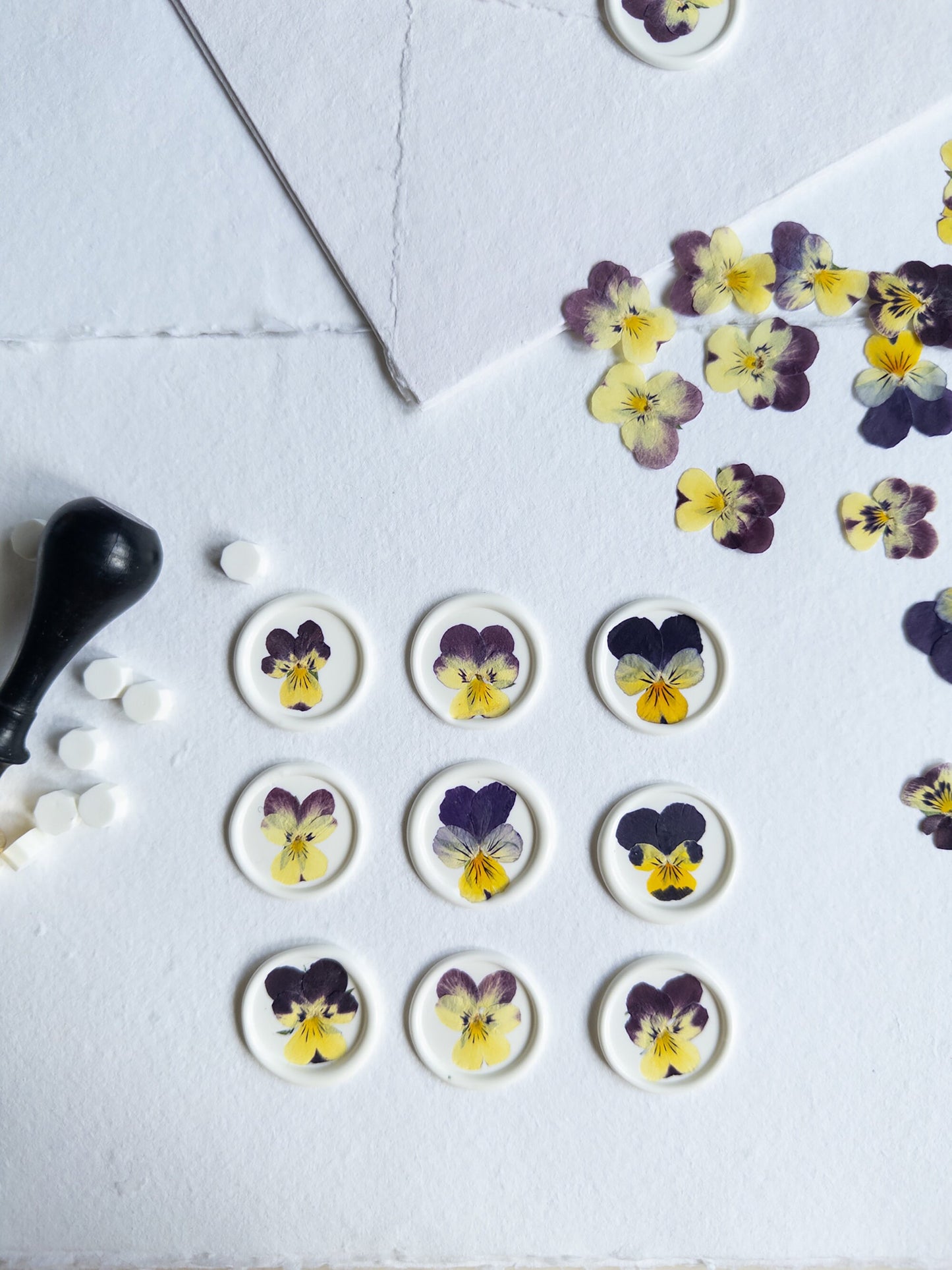 Pansy Pressed flower Seals, Self Adhesive Wax Seals, wedding DIY, flower Wax Seals, pensée fleur Wax Seals, Wedding Wax Seal Stickers