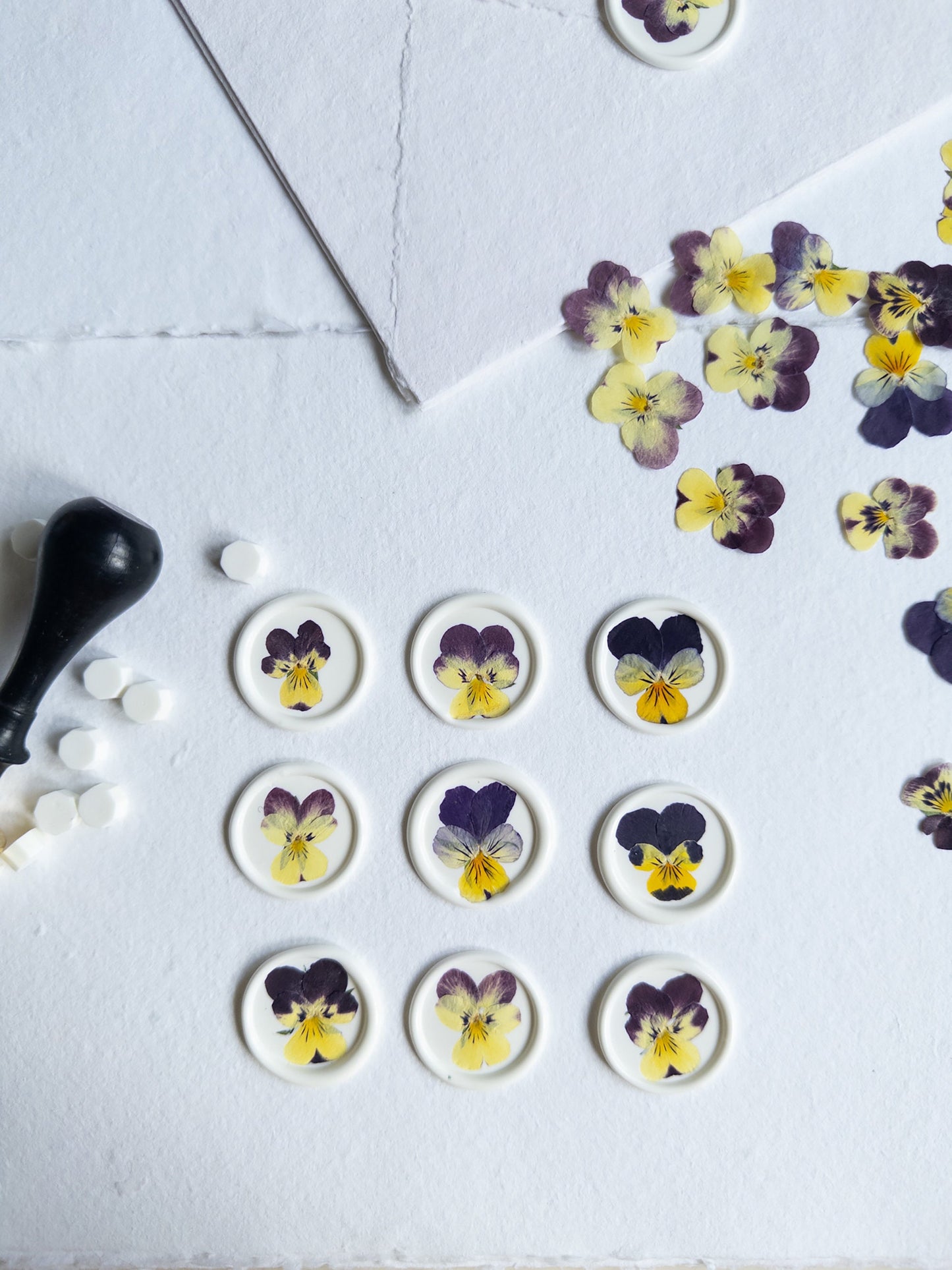 Pansy Pressed flower Seals, Self Adhesive Wax Seals, wedding DIY, flower Wax Seals, pensée fleur Wax Seals, Wedding Wax Seal Stickers