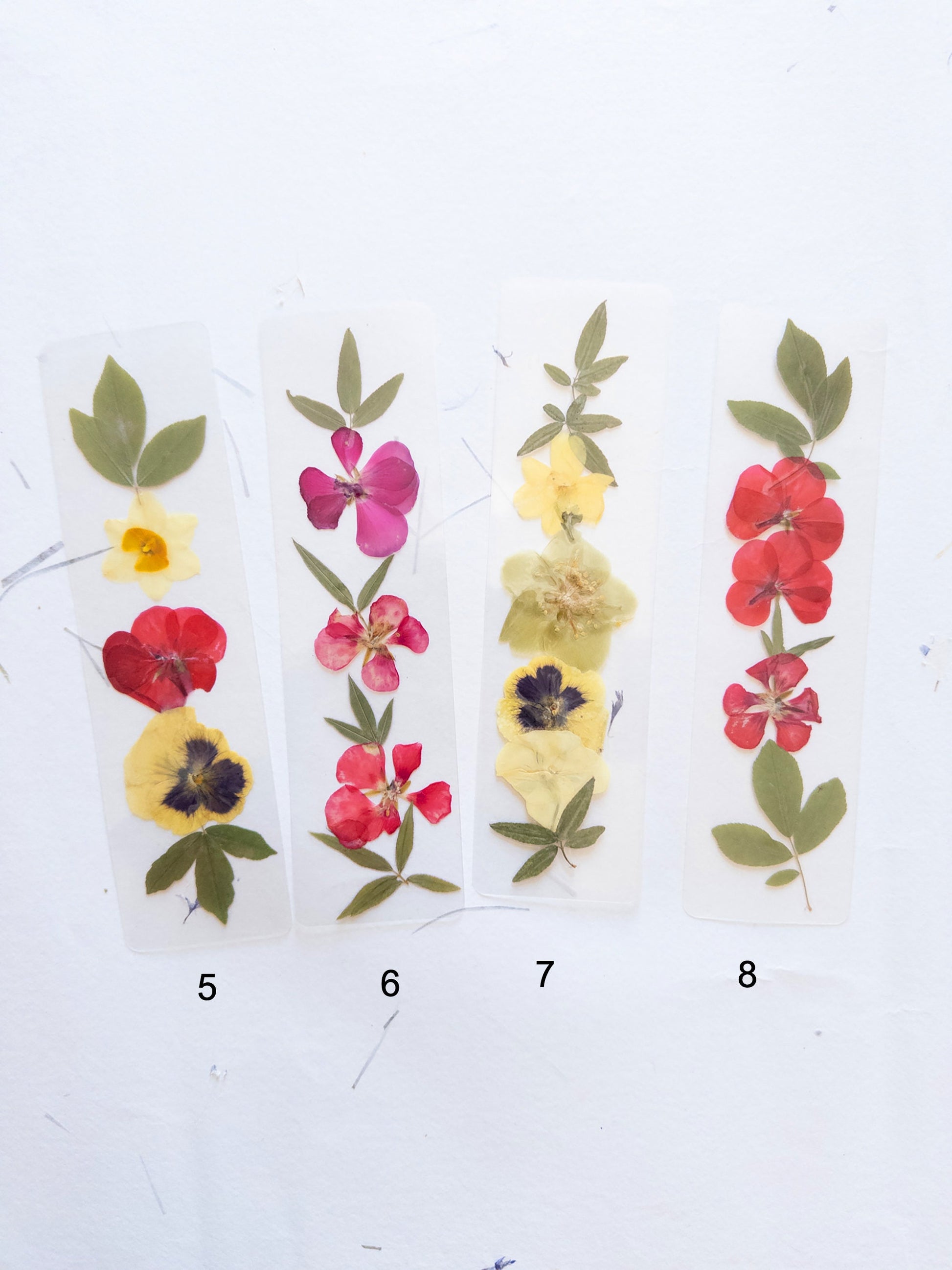 Transparent pressed flower bookmark, mixed flowers, handmade bookmark, gift, dried flower, fleur séchée , marque page laminated bookmark