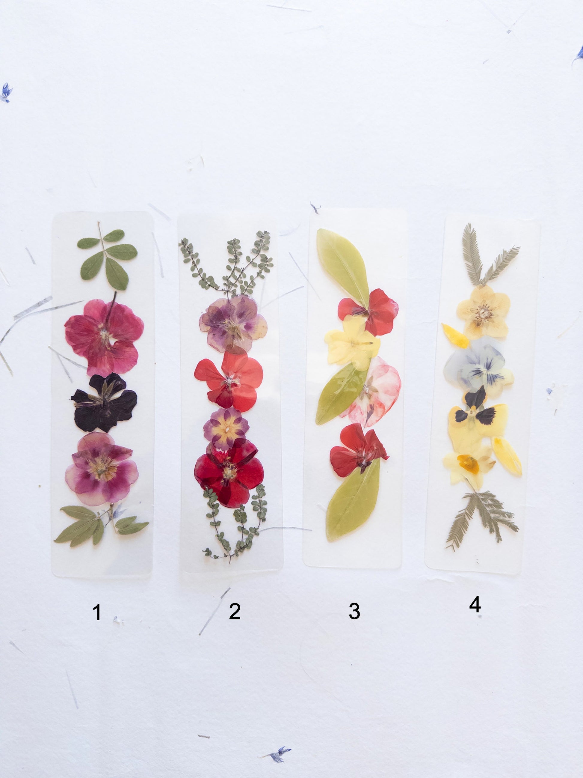 Transparent pressed flower bookmark, mixed flowers, handmade bookmark, gift, dried flower, fleur séchée , marque page laminated bookmark