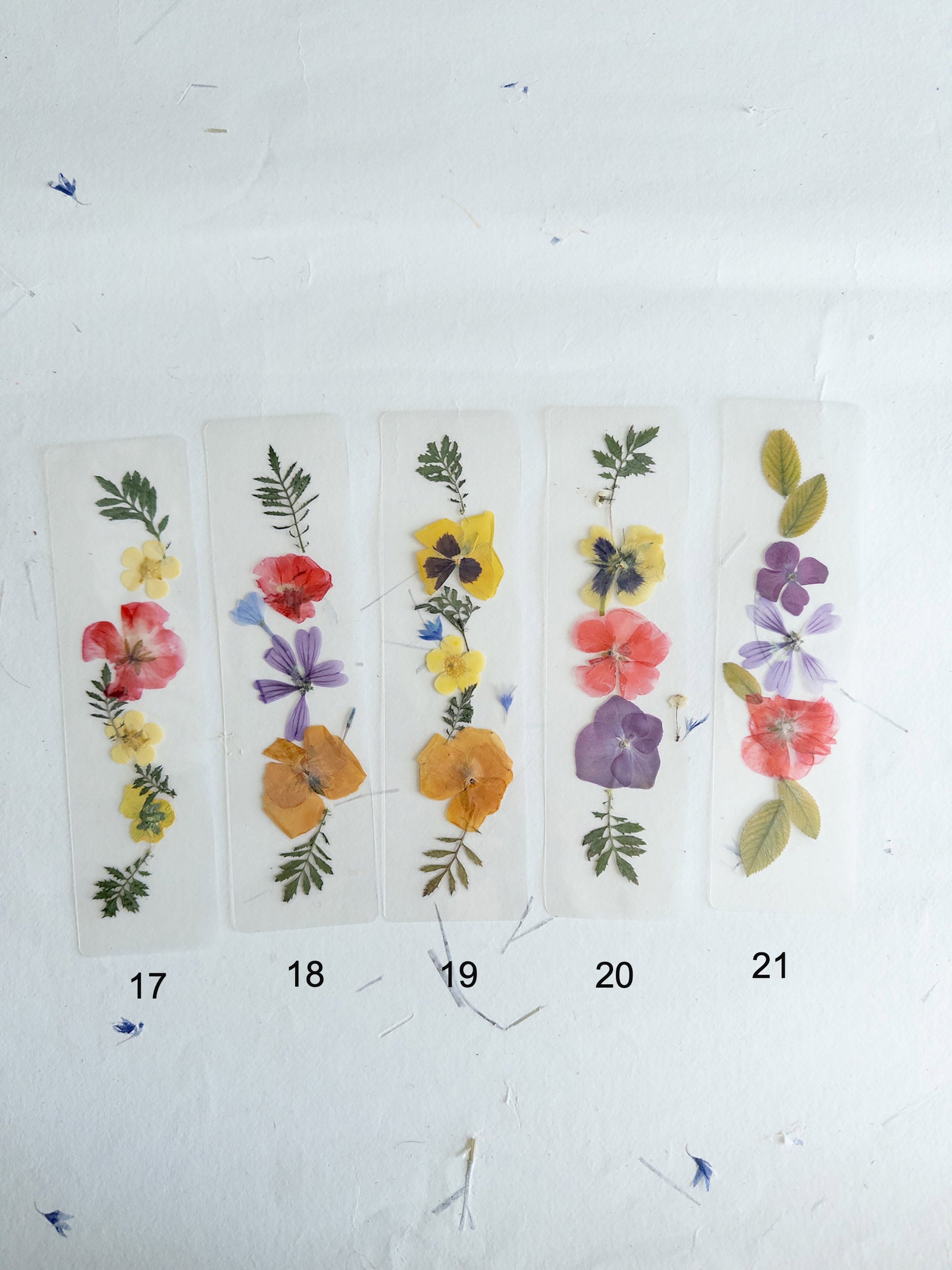 Transparent pressed flower bookmark, mixed flowers, handmade bookmark, gift, dried flower, fleur séchée , marque page laminated bookmark