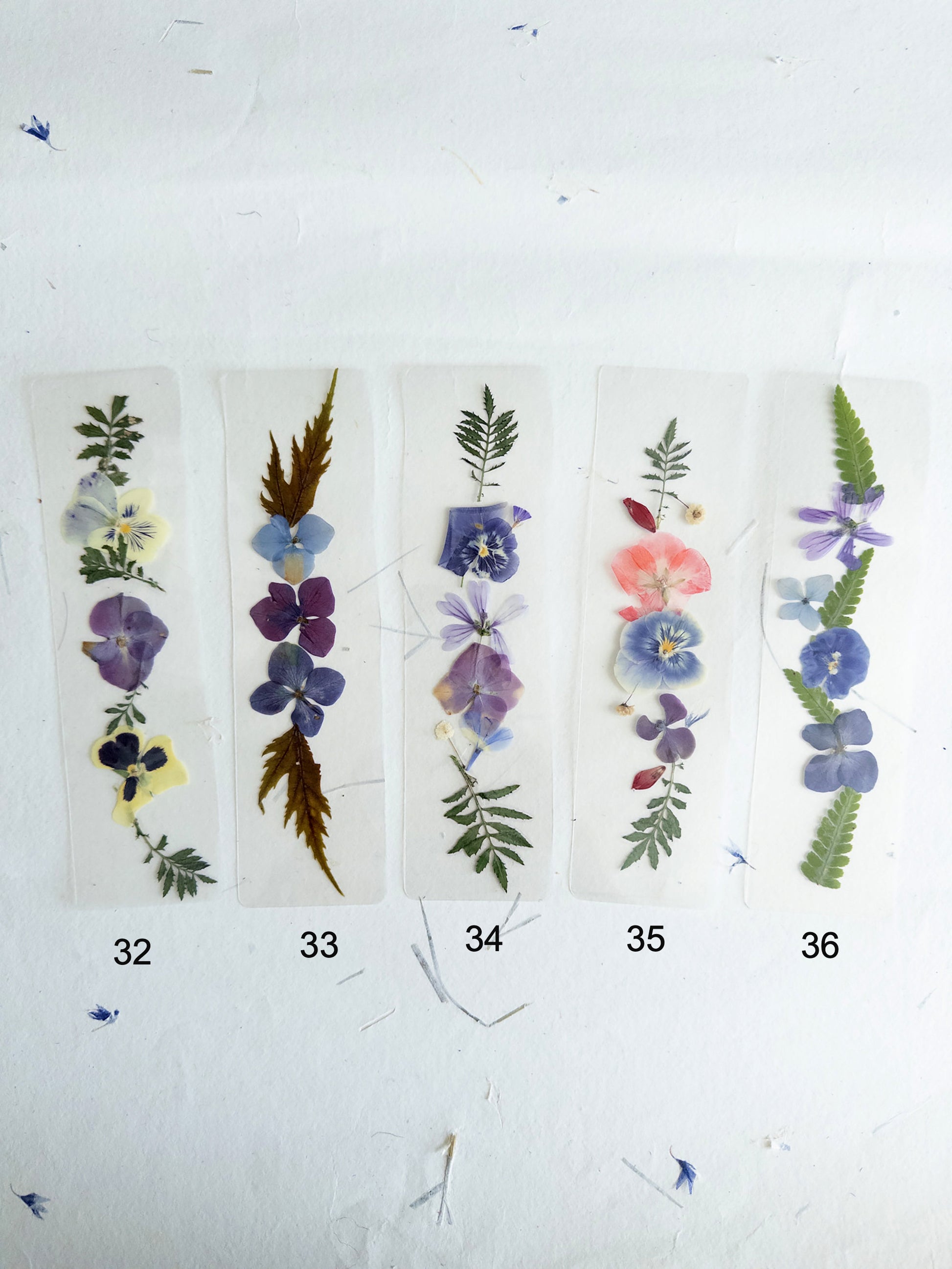Transparent pressed flower bookmark, mixed flowers, handmade bookmark, gift, dried flower, fleur séchée , marque page laminated bookmark