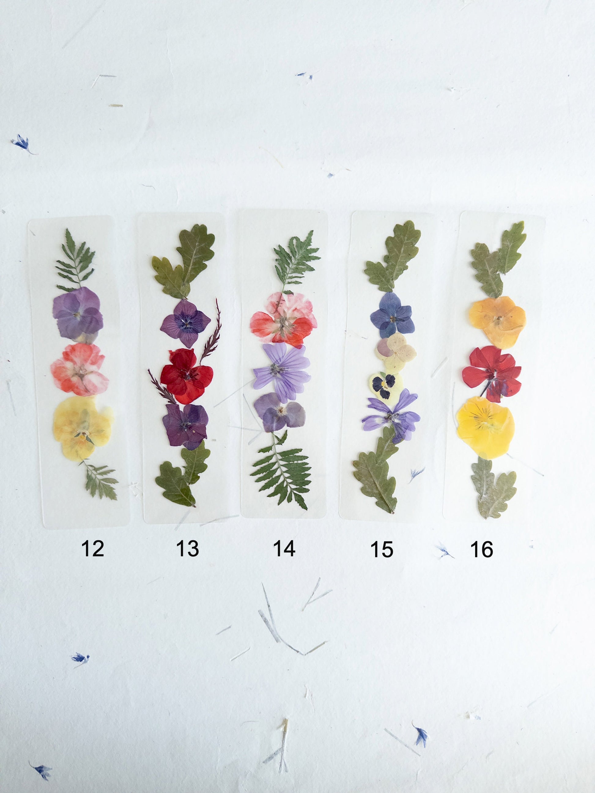 Transparent pressed flower bookmark, mixed flowers, handmade bookmark, gift, dried flower, fleur séchée , marque page laminated bookmark