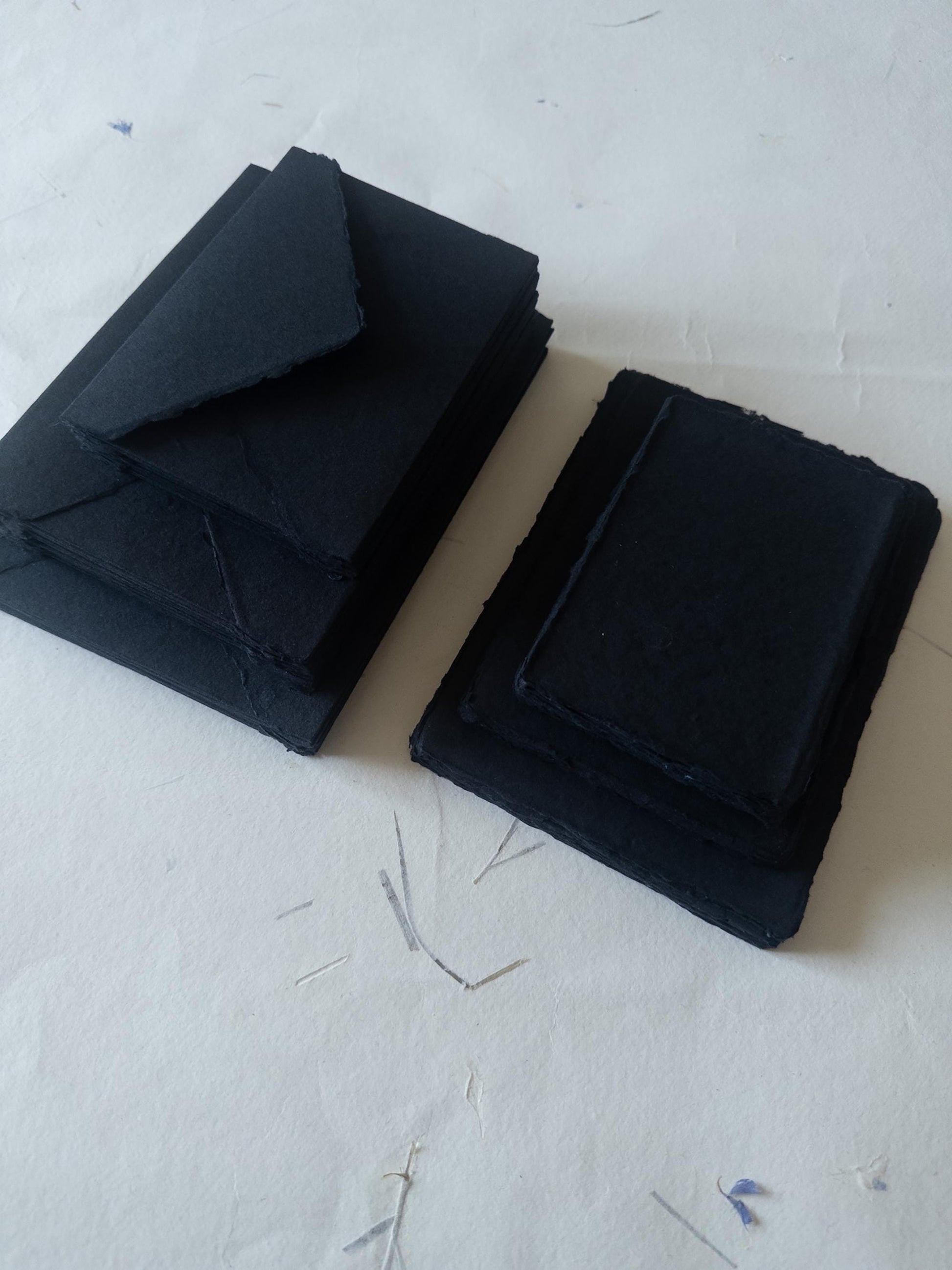 Black paper Pack of 10 Handmade Beige Cotton Rag Paper & Envelopes Deckle Edge, Stationery, Papier fait main Noir, Faire-Part, Papier Coton