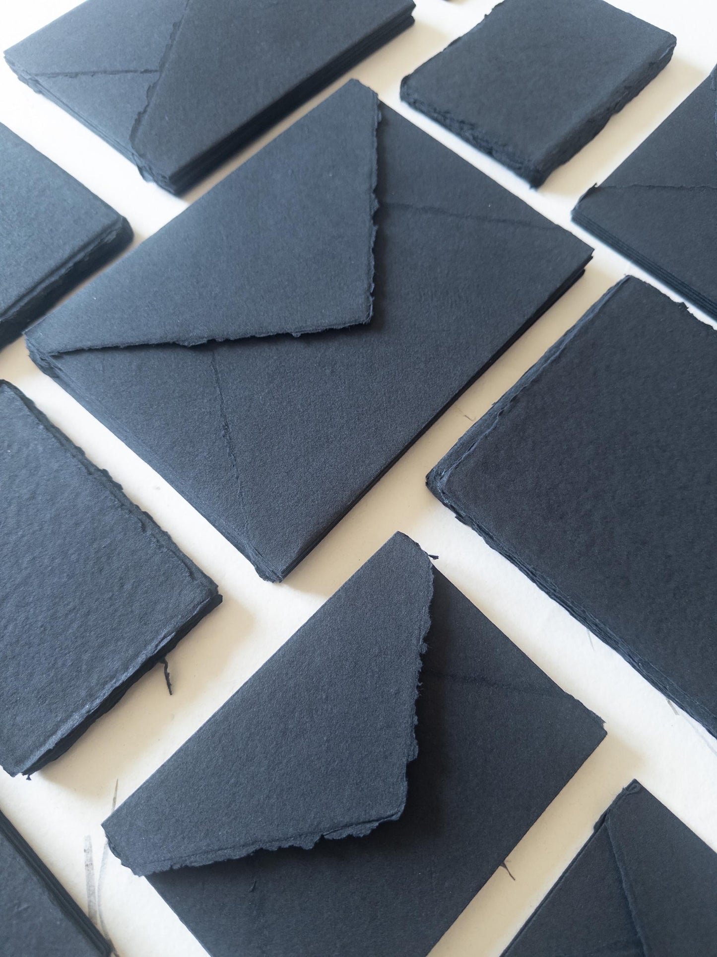 Black paper Pack of 10 Handmade Beige Cotton Rag Paper & Envelopes Deckle Edge, Stationery, Papier fait main Noir, Faire-Part, Papier Coton