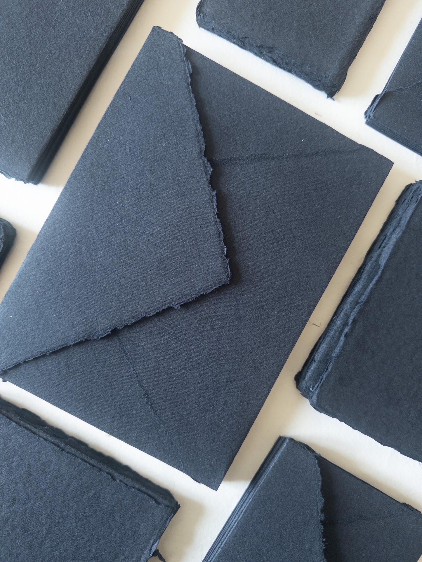 Black paper Pack of 10 Handmade Beige Cotton Rag Paper & Envelopes Deckle Edge, Stationery, Papier fait main Noir, Faire-Part, Papier Coton
