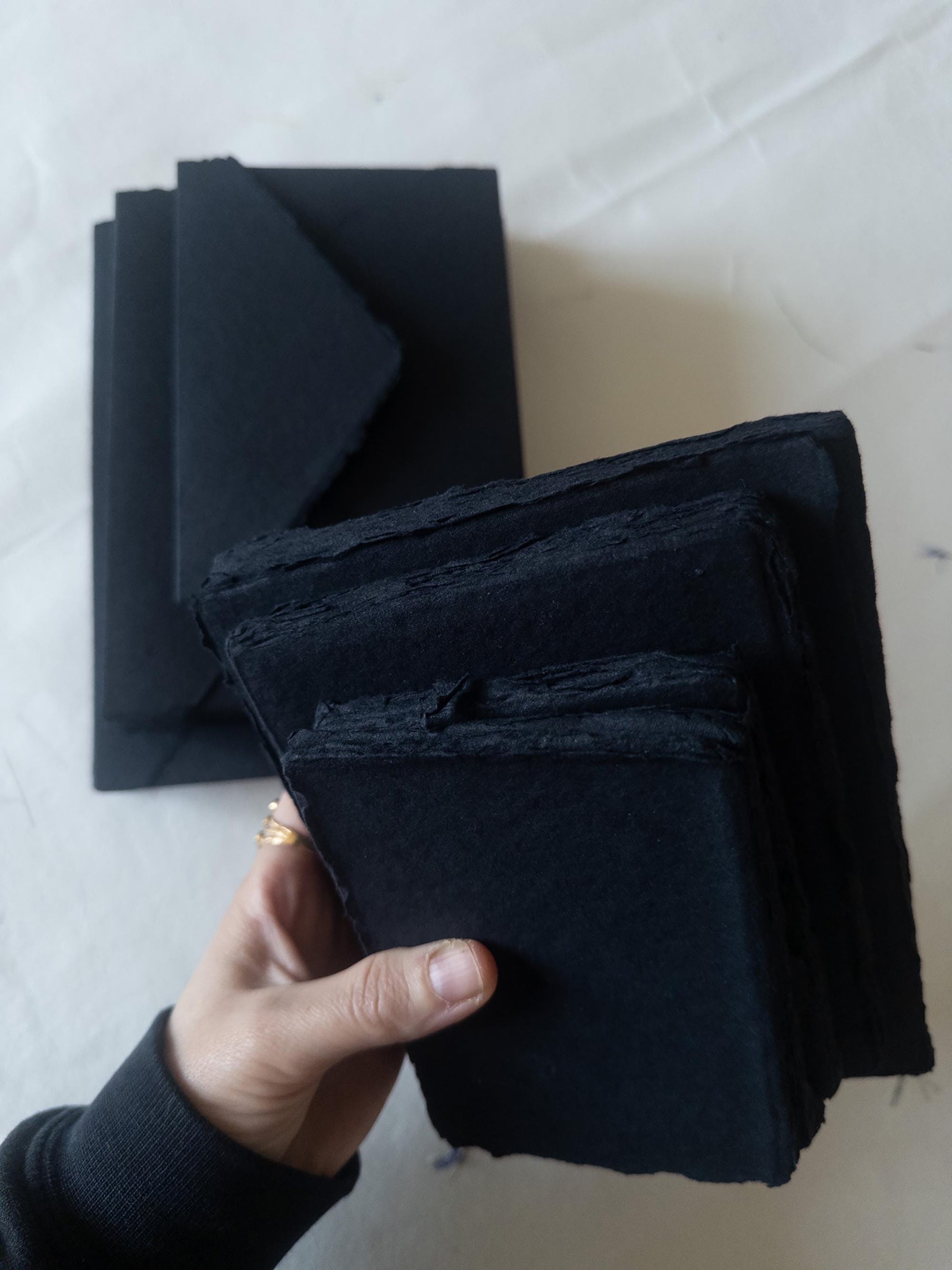 Black paper Pack of 10 Handmade Beige Cotton Rag Paper & Envelopes Deckle Edge, Stationery, Papier fait main Noir, Faire-Part, Papier Coton