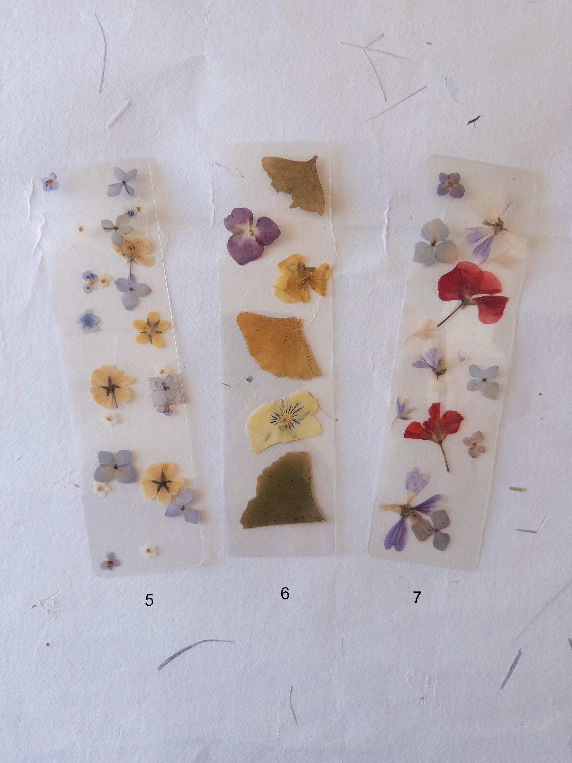 Transparent pressed flower bookmark, mixed flowers, handmade bookmark, gift, dried flower, fleur séchée , marque page laminated bookmark