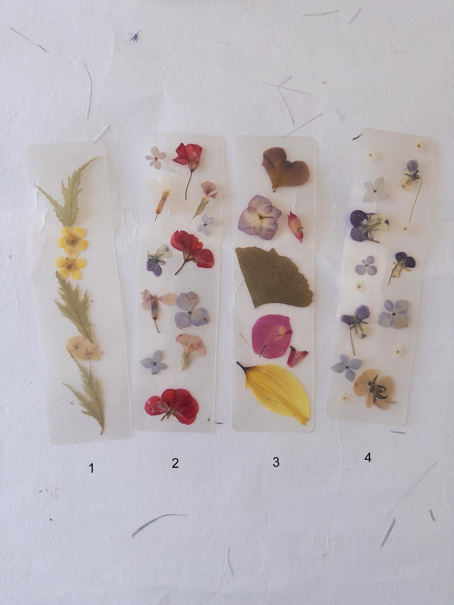 Transparent pressed flower bookmark, mixed flowers, handmade bookmark, gift, dried flower, fleur séchée , marque page laminated bookmark