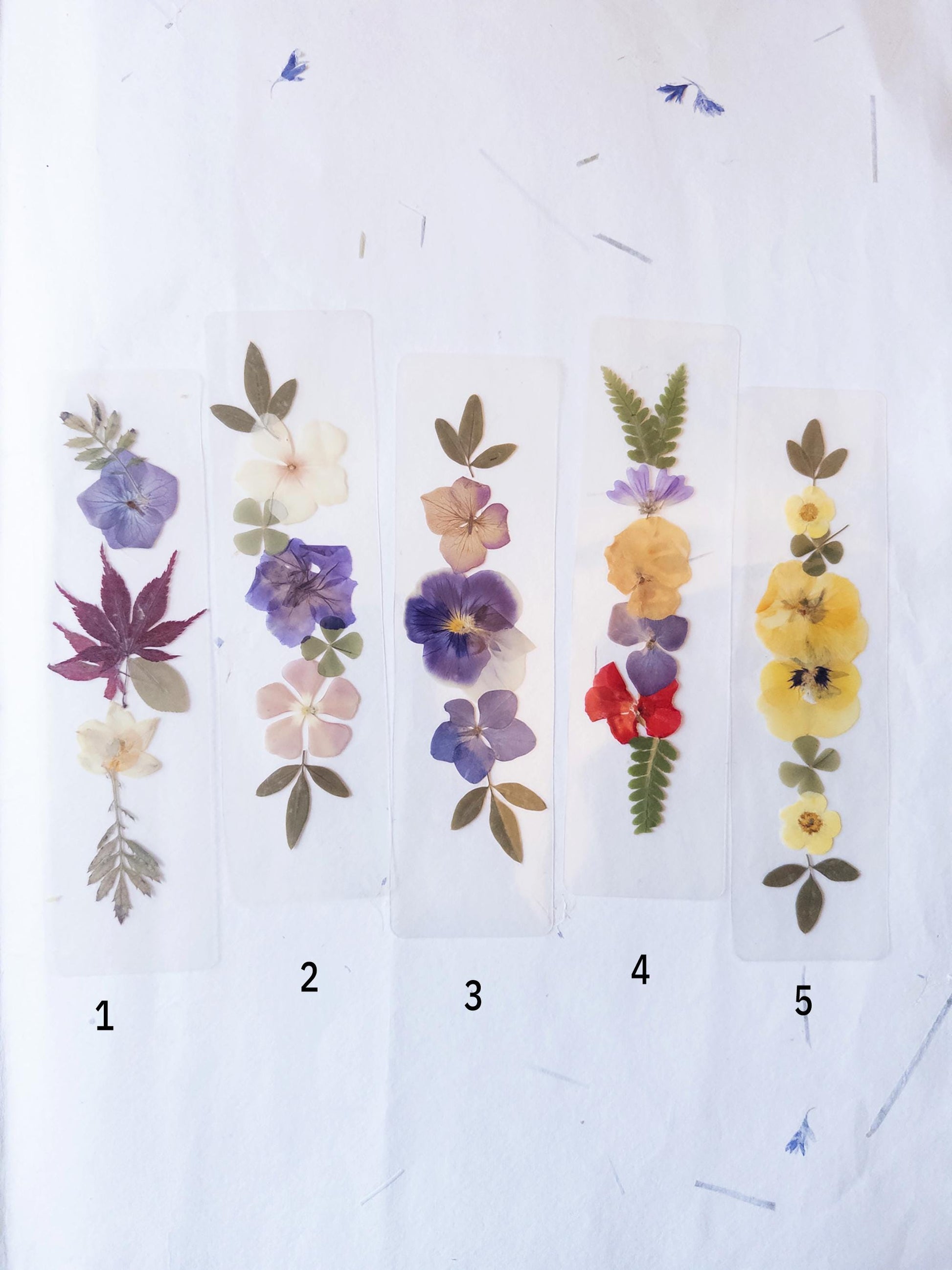 Transparent pressed flower bookmark, mixed flowers, handmade bookmark, gift, dried flower, fleur séchée , marque page laminated bookmark