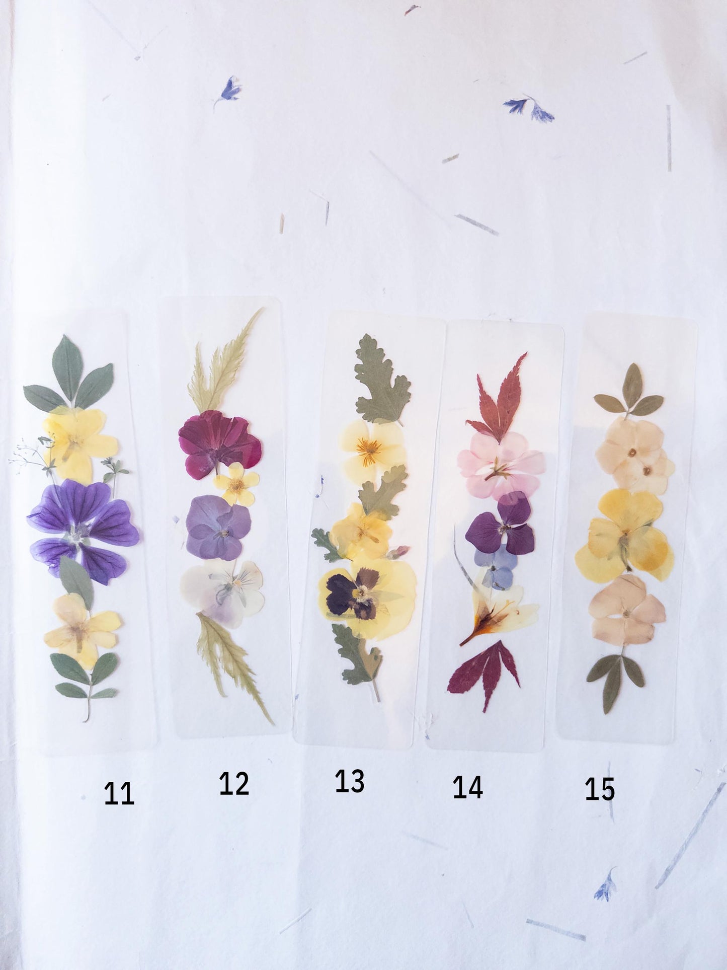 Transparent pressed flower bookmark, mixed flowers, handmade bookmark, gift, dried flower, fleur séchée , marque page laminated bookmark