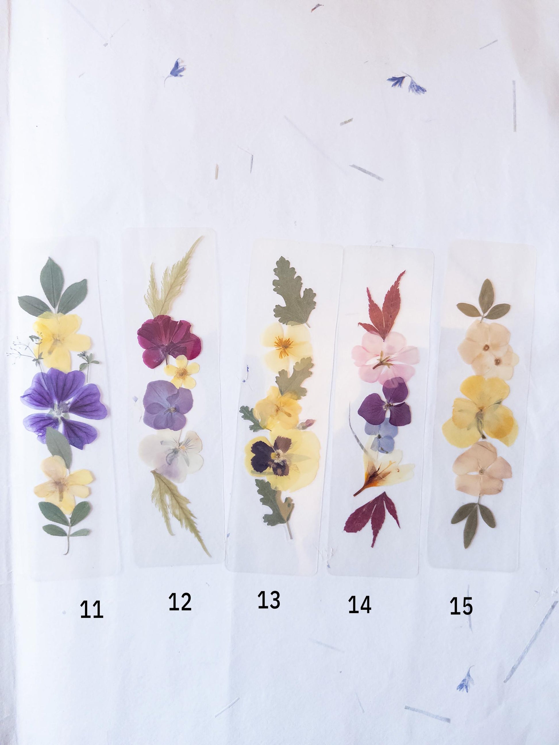 Transparent pressed flower bookmark, mixed flowers, handmade bookmark, gift, dried flower, fleur séchée , marque page laminated bookmark