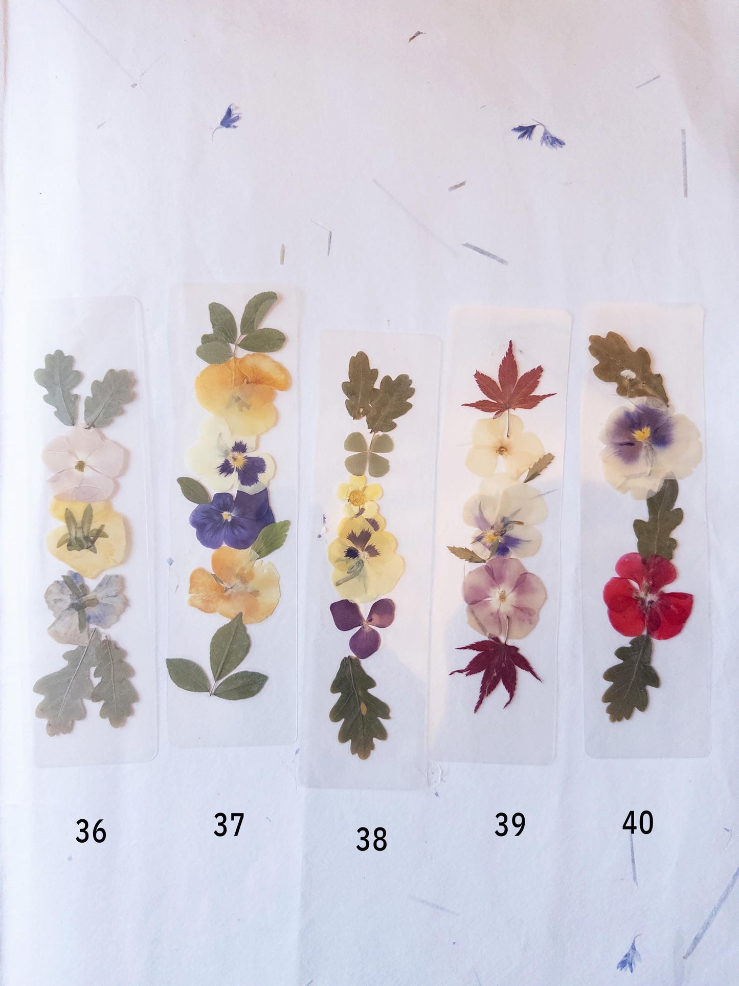 Transparent pressed flower bookmark, mixed flowers, handmade bookmark, gift, dried flower, fleur séchée , marque page laminated bookmark