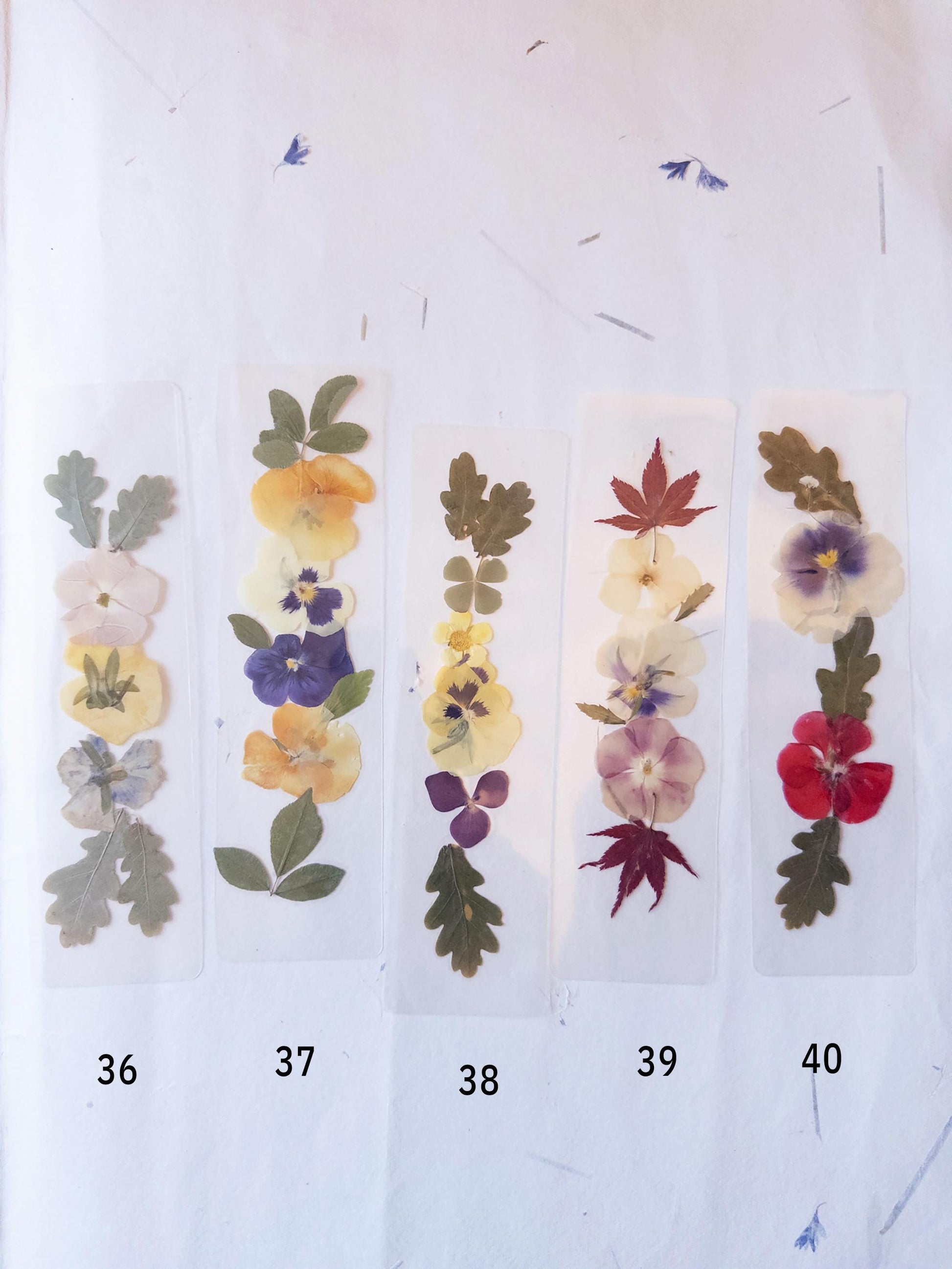 Transparent pressed flower bookmark, mixed flowers, handmade bookmark, gift, dried flower, fleur séchée , marque page laminated bookmark