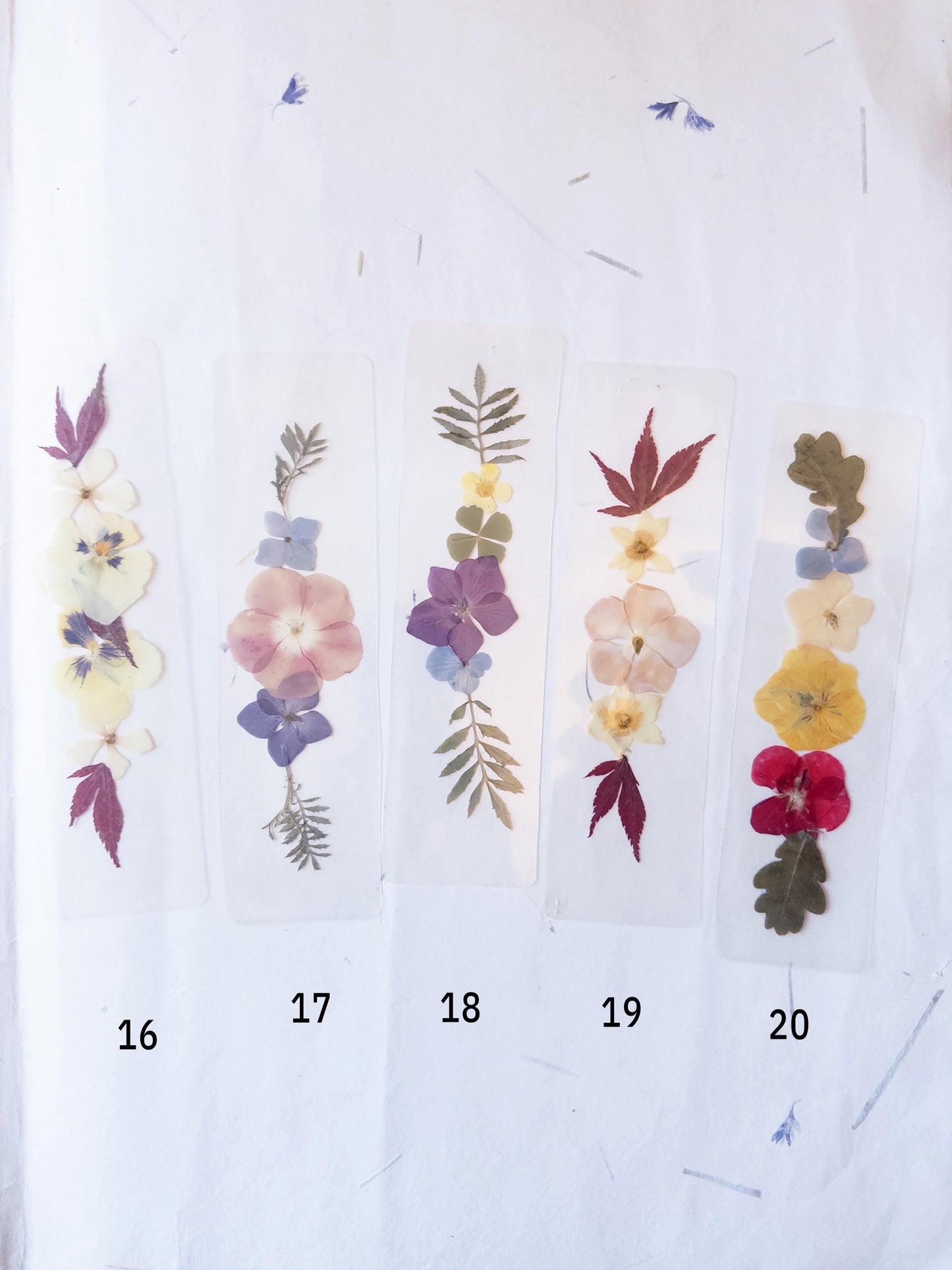 Transparent pressed flower bookmark, mixed flowers, handmade bookmark, gift, dried flower, fleur séchée , marque page laminated bookmark