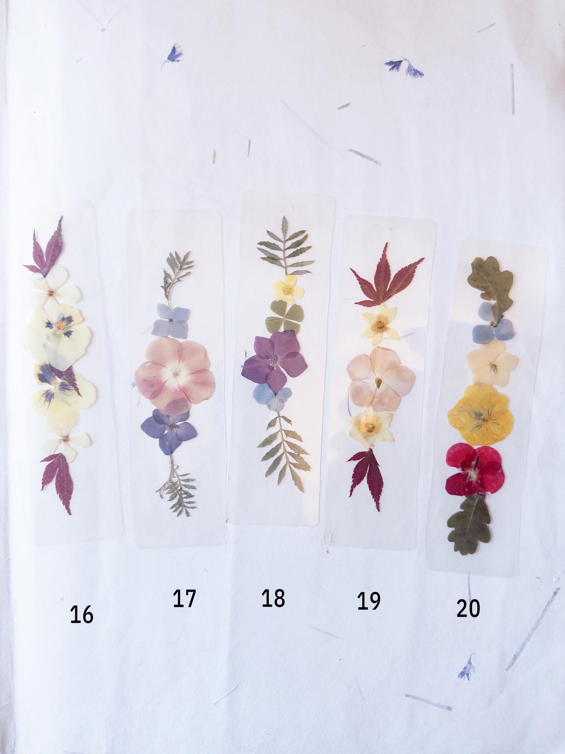 Transparent pressed flower bookmark, mixed flowers, handmade bookmark, gift, dried flower, fleur séchée , marque page laminated bookmark