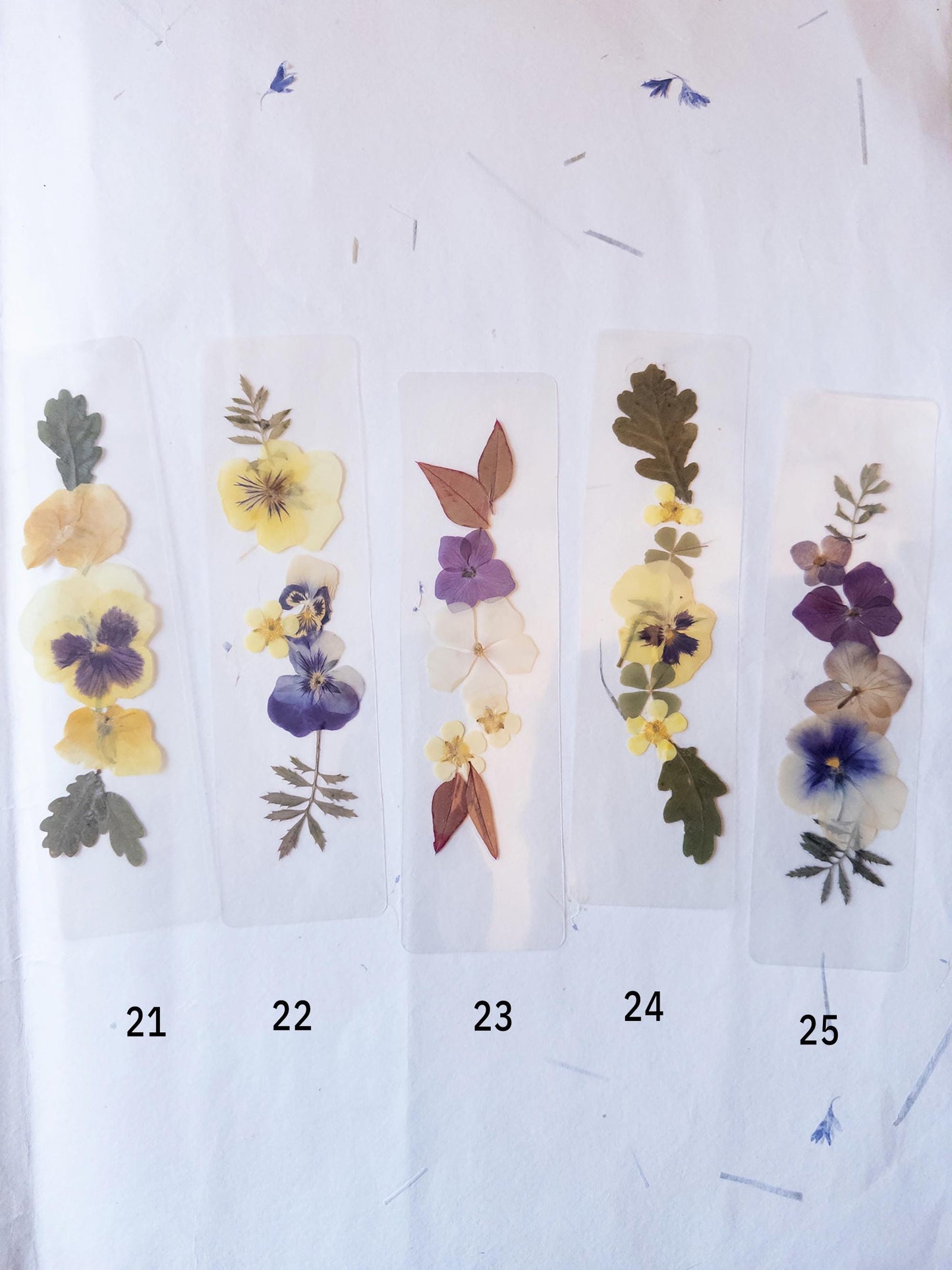 Transparent pressed flower bookmark, mixed flowers, handmade bookmark, gift, dried flower, fleur séchée , marque page laminated bookmark